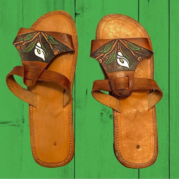 Vintage bohemian tooled leather painted sandals - Picture 2 of 4